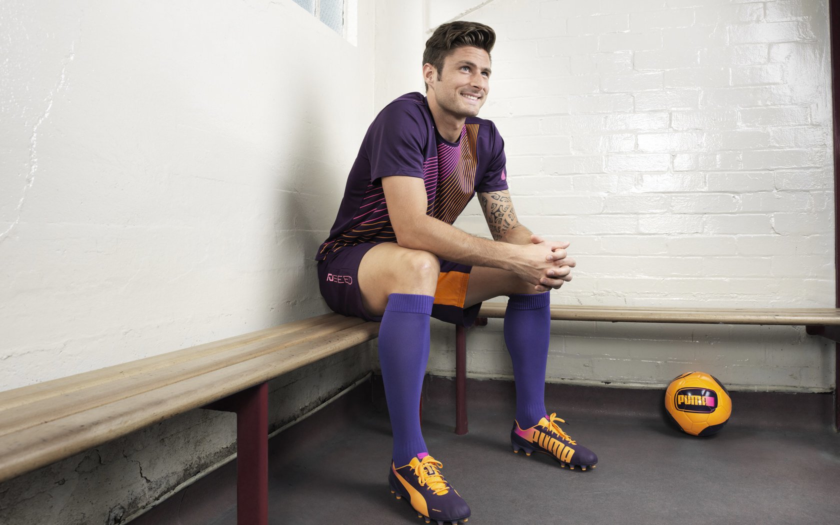 意大利骑手多米安·米歇尔斯在2024年巴黎奥运会盛装舞步比赛中获得第六名,展现坚韧精神。