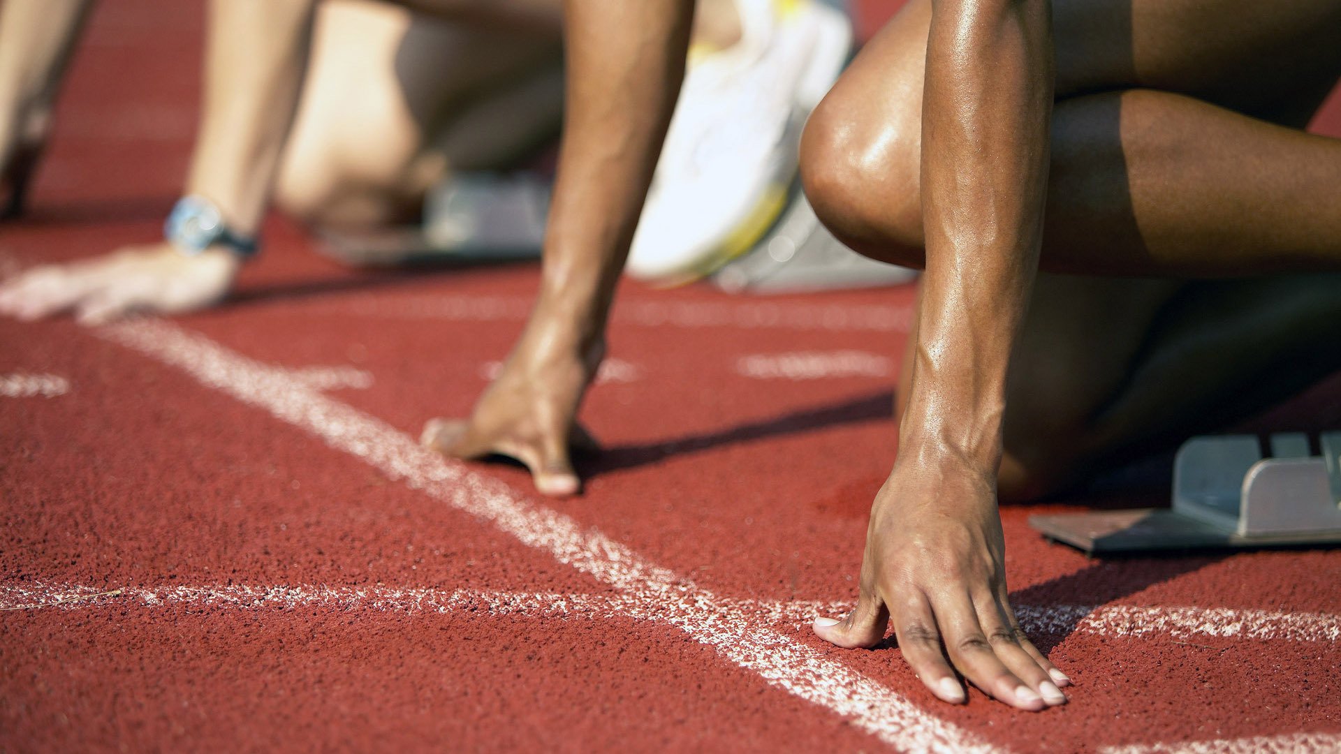 精彩比赛中队员们发挥出色，为球迷带来惊喜，比赛中队员欢庆进球时